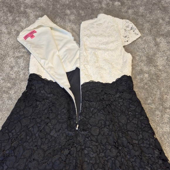 Betsey Johnson Black White Lace Fit Flare Dress Cap Sleeve V-Neck Size 6 - Picture 7 of 11